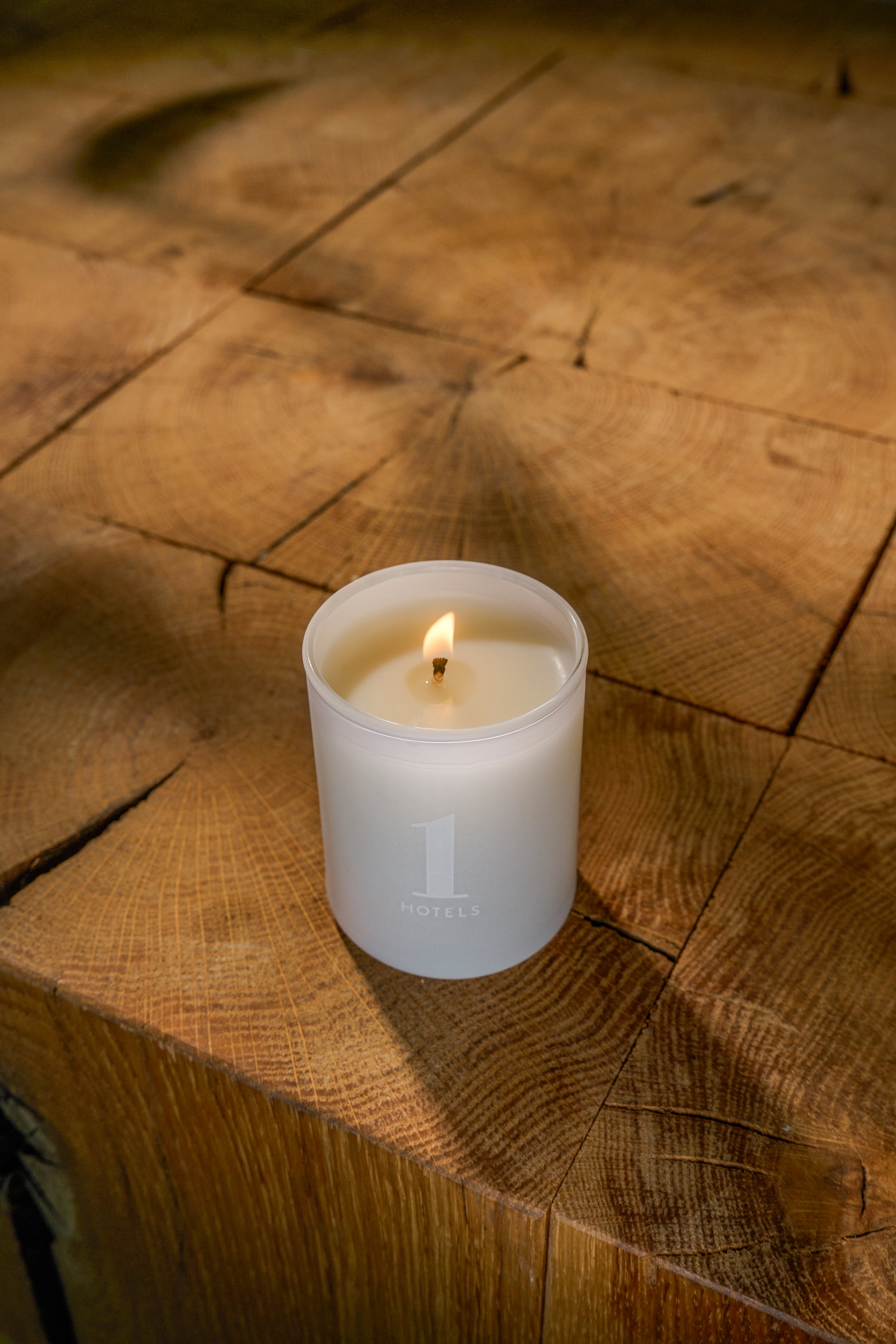 1 Wick (10.5oz) 1 Hotels Signature Kindling Candle